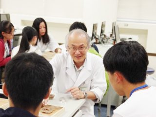 写真：施設見学の様子