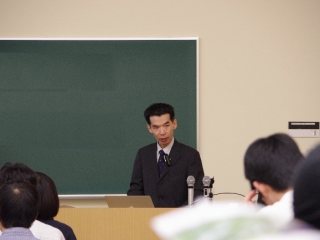 松浦教授による説明 写真:松浦教授による説明