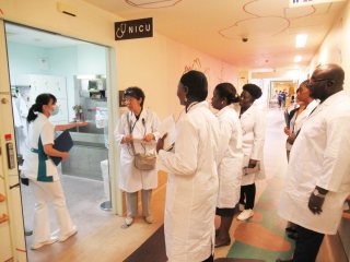 NICU/GCUでの見学風景 写真:NICU/GCUでの見学風景