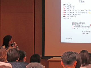 立岡教授による助産師課程の説明 写真:立岡教授による助産師課程の説明