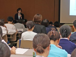 伊藤教授による保健師課程の説明 写真:伊藤教授による保健師課程の説明