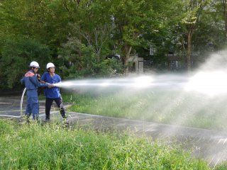 写真：屋内消火栓放水訓練
