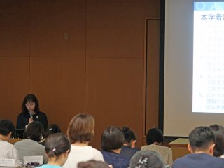 河村教授による看護師課程の説明 写真:河村教授による看護師課程の説明