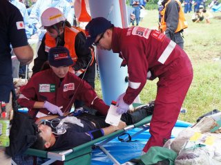 写真：負傷者の応急処置