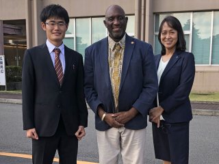 左から、学園祭実行委員会 池田氏(第4学年)、ウスビ・サコ学長、本学 尾松学長補佐 写真:左から、学園祭実行委員会 池田氏(第4学年)、ウスビ・サコ学長、本学 尾松学長補佐