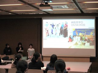 参加学生からの報告の様子 写真:看護学科海外研修の報告会、参加学生からの報告の様子