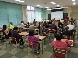 熱心に聞き入る「歩こう会」の皆さん 写真:熱心に聞き入る「歩こう会」の皆さん