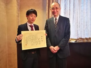本学公衆衛生看護学講座 平和也助教(左)、一般財団法人厚生労働統計協会 松谷有希雄会長 写真:本学公衆衛生看護学講座 平和也助教(左)、一般財団法人厚生労働統計協会 松谷有希雄会長