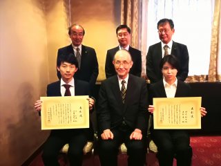 贈呈式にて 写真:贈呈式にて