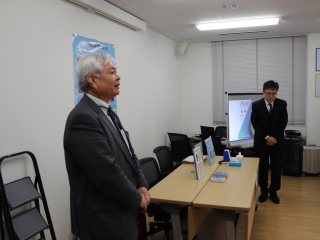 写真：開会を宣言する産学連携推進部門の松浦特任教授