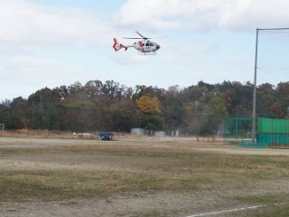 本学グラウンドへのドクターヘリ着陸の様子 写真:本学グラウンドへのドクターヘリ着陸の様子
