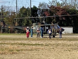 陸上自衛隊機での患者搬送の様子 写真:陸上自衛隊機での患者搬送の様子