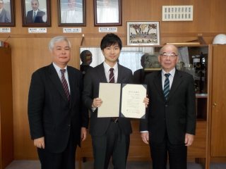 写真：左より、松浦特任教授、高畑氏、塩田学長