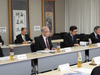 塩田学長の説明 写真:塩田学長の説明