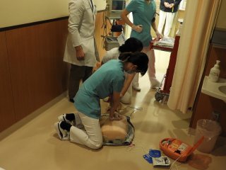 4D病棟での訓練の様子① 写真:4D病棟での訓練の様子①