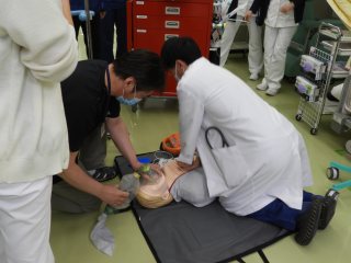 腫瘍センターでの訓練の様子① 写真:腫瘍センターでの訓練の様子①
