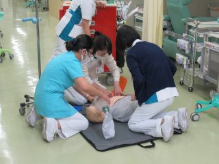 腫瘍センターでの訓練の様子② 写真:腫瘍センターでの訓練の様子②