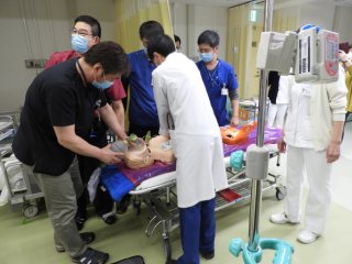 腫瘍センターでの訓練の様子③ 写真:腫瘍センターでの訓練の様子③