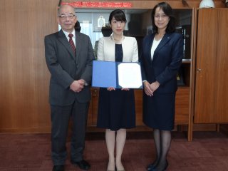 左より、塩田学長、山原助教、尾松学長補佐(男女共同参画担当) 写真:左より、塩田学長、山原助教、尾松学長補佐(男女共同参画担当)
