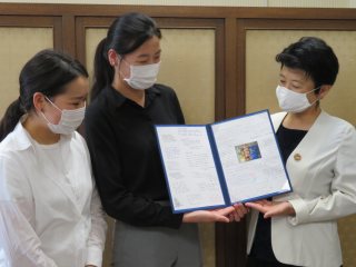 写真：由布副知事に感謝状を渡す様子