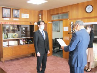 奨学生採用通知書の交付 写真:奨学生採用通知書の交付