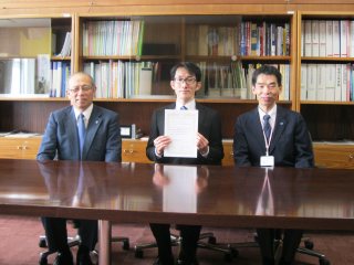 授与式後の記念撮影 写真:授与式後の記念撮影