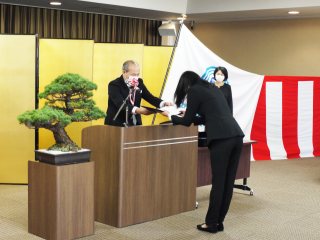 学位記授与の様子 写真:学位記授与の様子