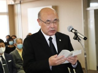 遠山理事による慰霊の辞 写真:遠山理事による慰霊の辞