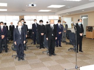黙祷を捧げる参列者 写真:黙祷を捧げる参列者
