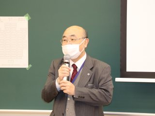 写真：遠山理事・副学長による閉会の挨拶