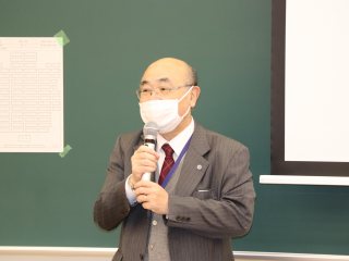 遠山理事・副学長による閉会の挨拶 写真:遠山理事・副学長による閉会の挨拶