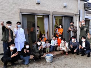 園児と学生との記念撮影 写真:園児と学生との記念撮影