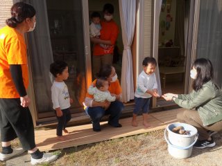 学生から園児へさつまいもをプレゼント 写真:学生から園児へさつまいもをプレゼント