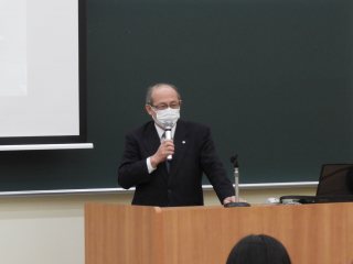 写真：上本学長からの開会挨拶