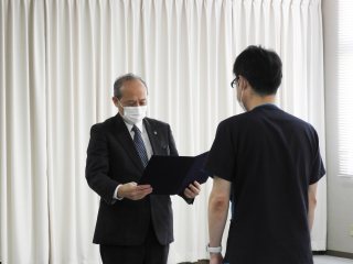 賞状授与の様子1 写真:賞状授与の様子1