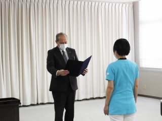 賞状授与の様子2 写真:賞状授与の様子2