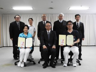 本学役員等と受賞者 写真:本学役員等と受賞者