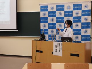 写真：報道機関に解説する山田病院講師