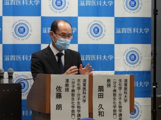 写真：報道機関に解説する扇田教授