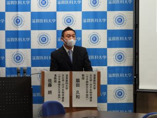 写真：報道機関に解説する佐藤准教授