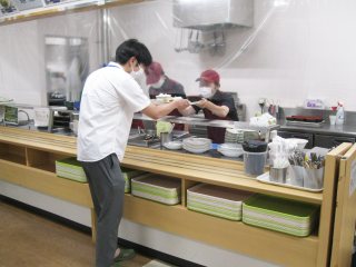 写真：夕定食提供の様子