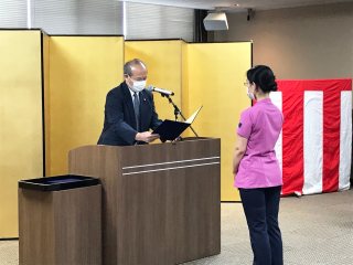 賞状授与の様子1 写真:賞状授与の様子1