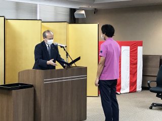 賞状授与の様子2 写真:賞状授与の様子2