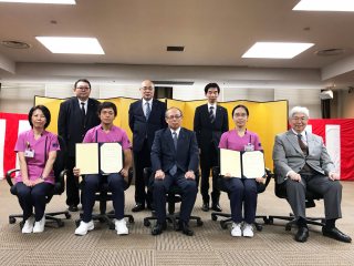 本学役員等と受賞者 写真:本学役員等と受賞者