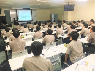 山口准教授による説明の様子 写真:山口准教授による説明の様子