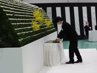 学生代表献花 写真:学生代表献花