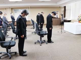 写真：黙とうを捧げる参列者