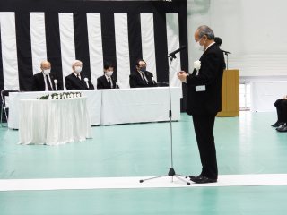 写真：慰霊の辞（上本学長）