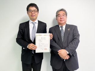 越沼講師(左)と財団事務部長(右) 写真:越沼講師(左)と財団事務部長(右)
