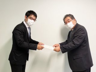 贈呈の様子 写真:贈呈の様子